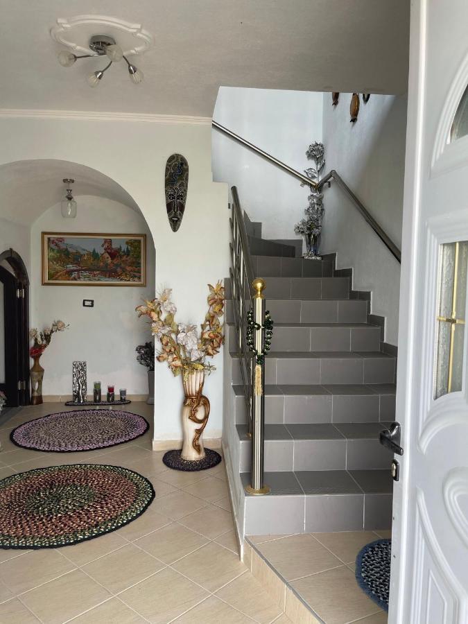 Leka Guesthouse Гирокастра Экстерьер фото