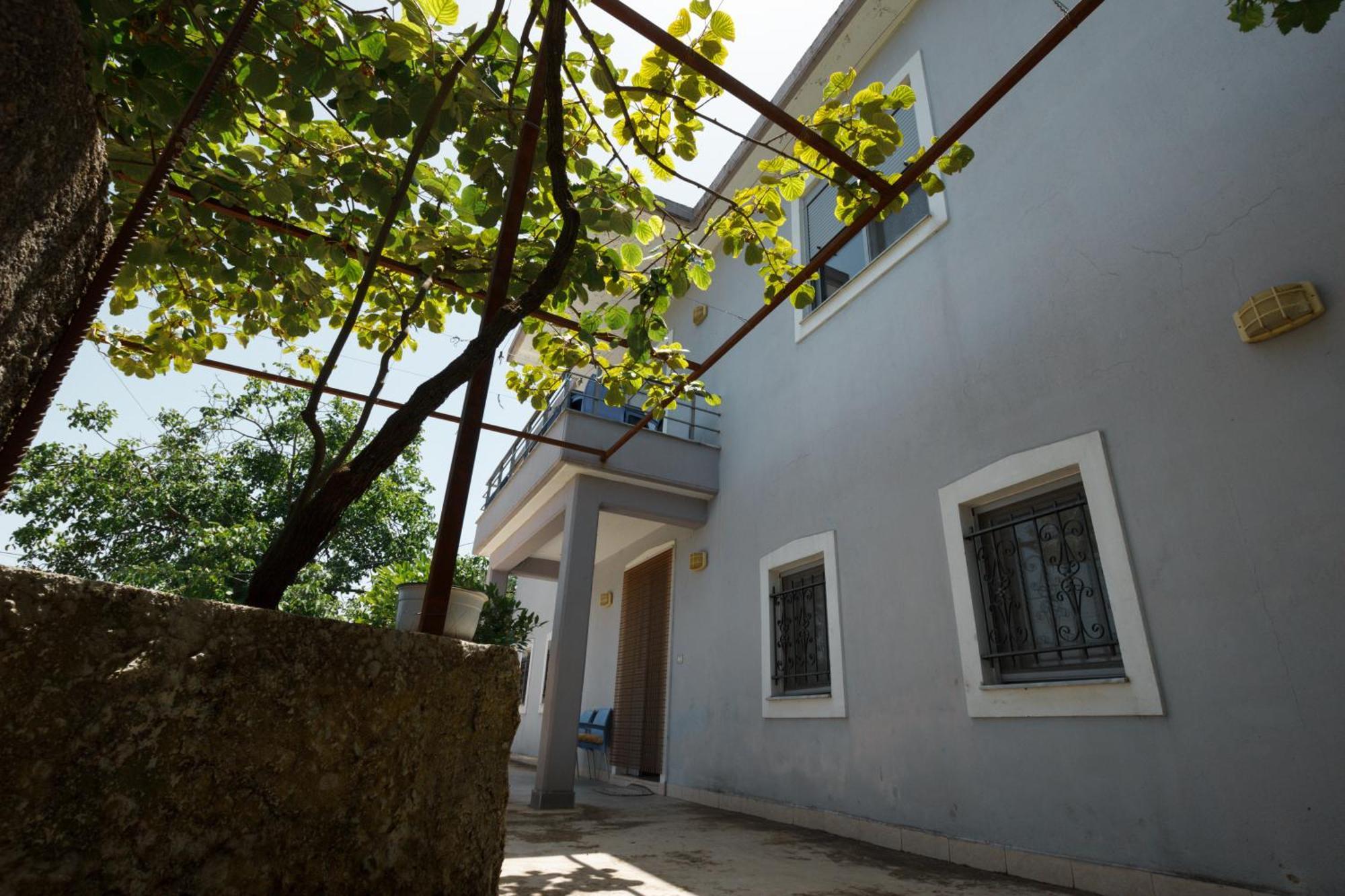Leka Guesthouse Гирокастра Экстерьер фото