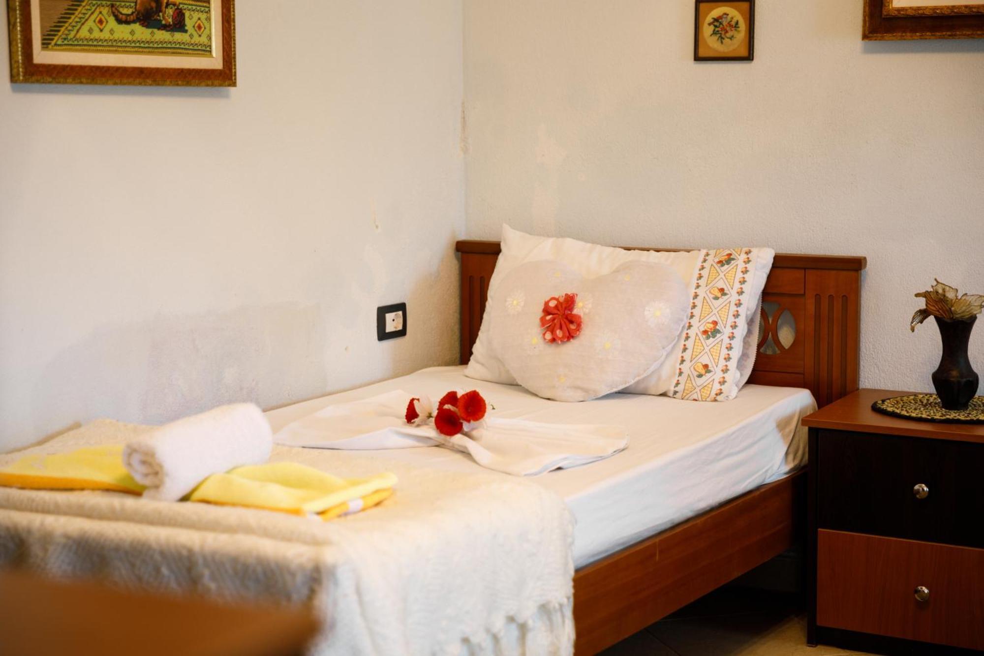 Leka Guesthouse Гирокастра Экстерьер фото