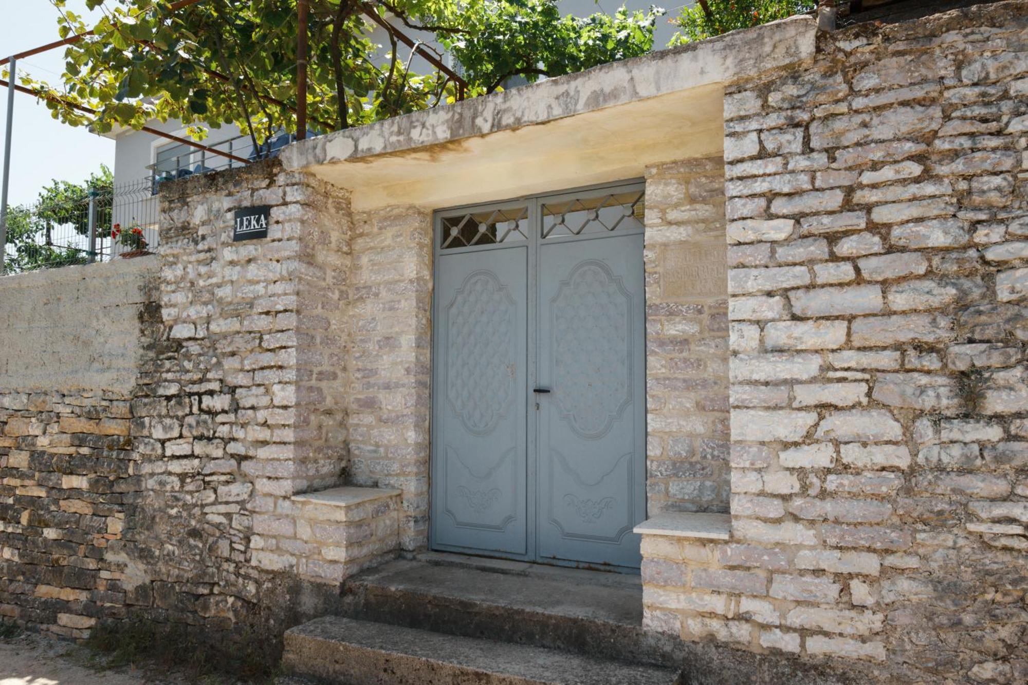 Leka Guesthouse Гирокастра Экстерьер фото