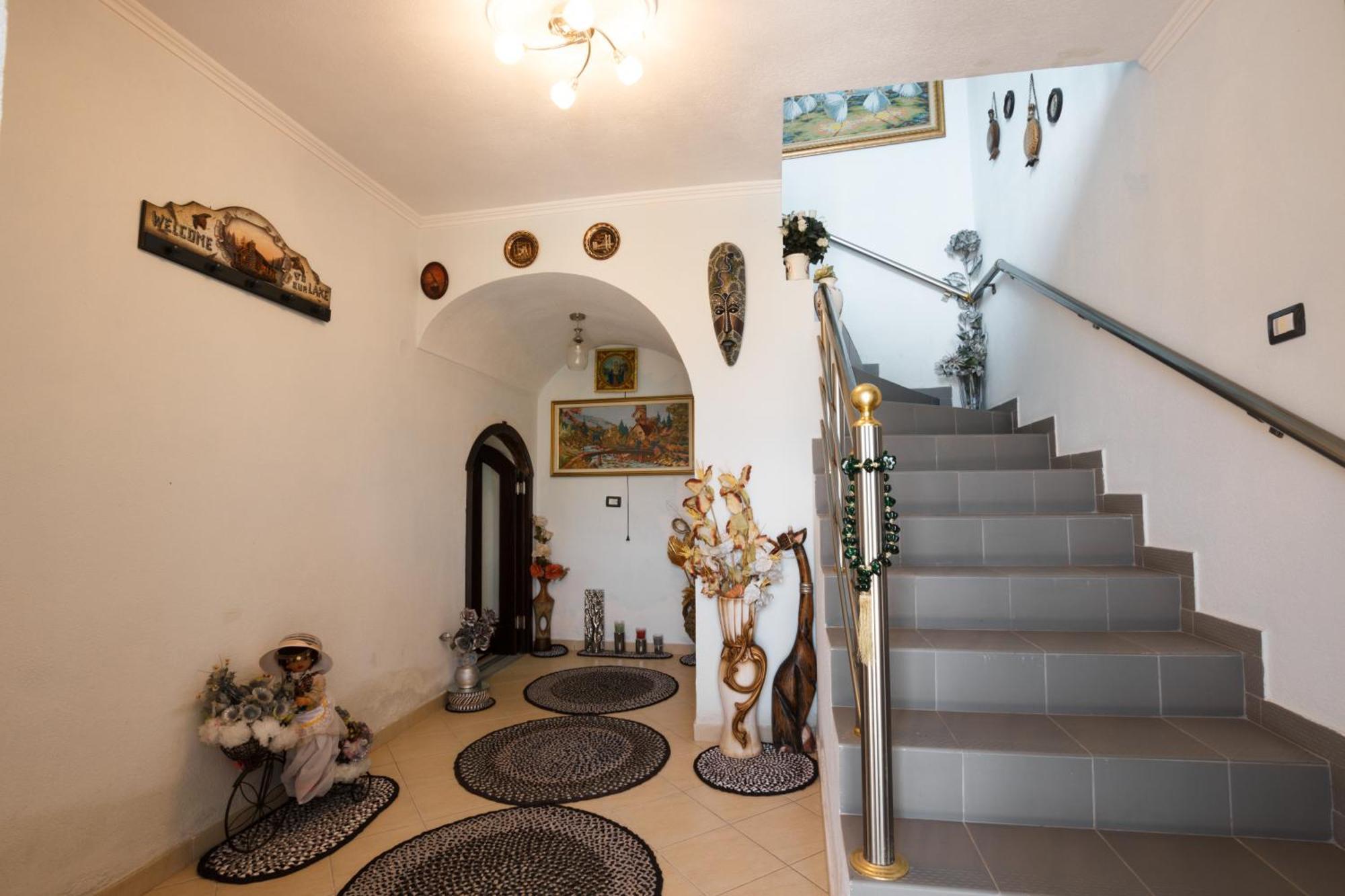 Leka Guesthouse Гирокастра Экстерьер фото
