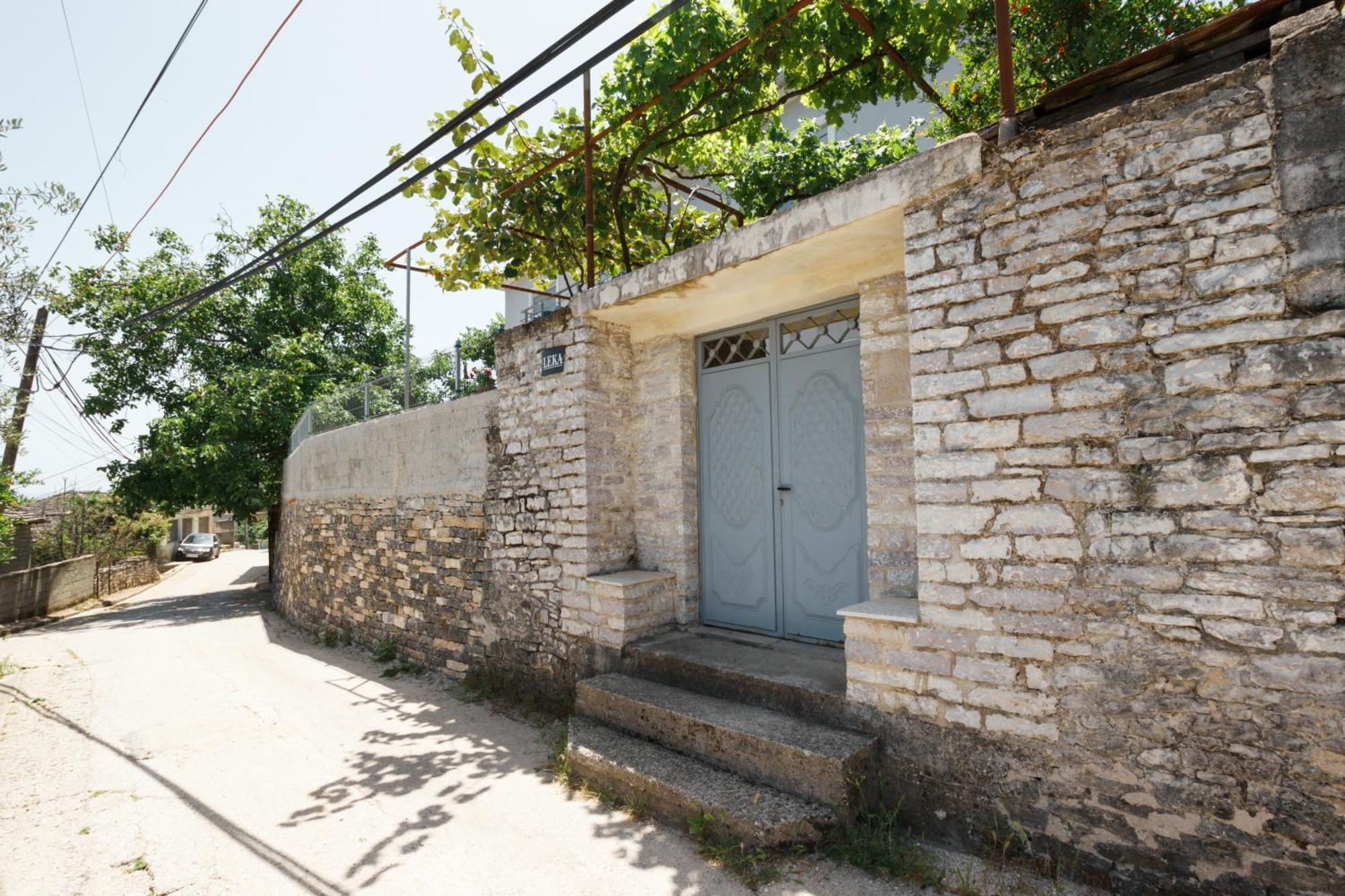 Leka Guesthouse Гирокастра Экстерьер фото