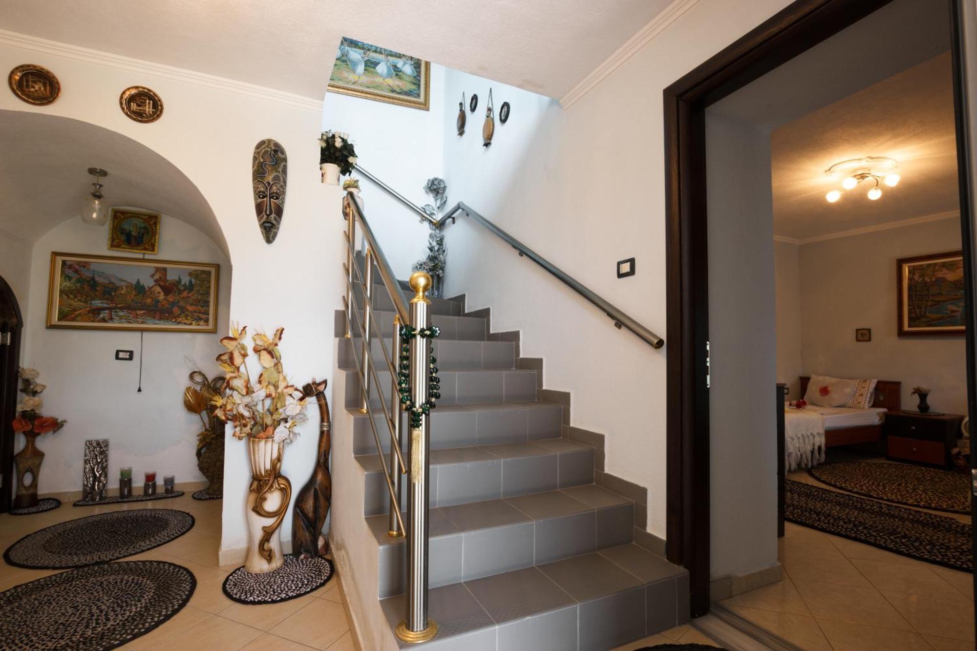 Leka Guesthouse Гирокастра Экстерьер фото
